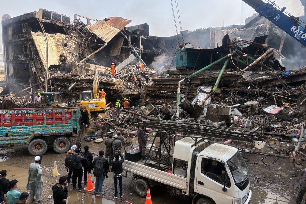 Počet obetí požiaru nákupného centra v Karáčí stúpol na 21