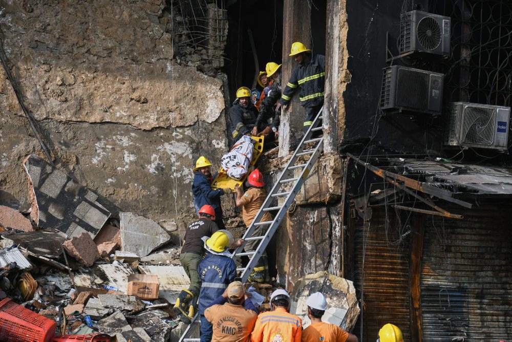 Počet obetí požiaru nákupného centra v Karáčí stúpol na 21