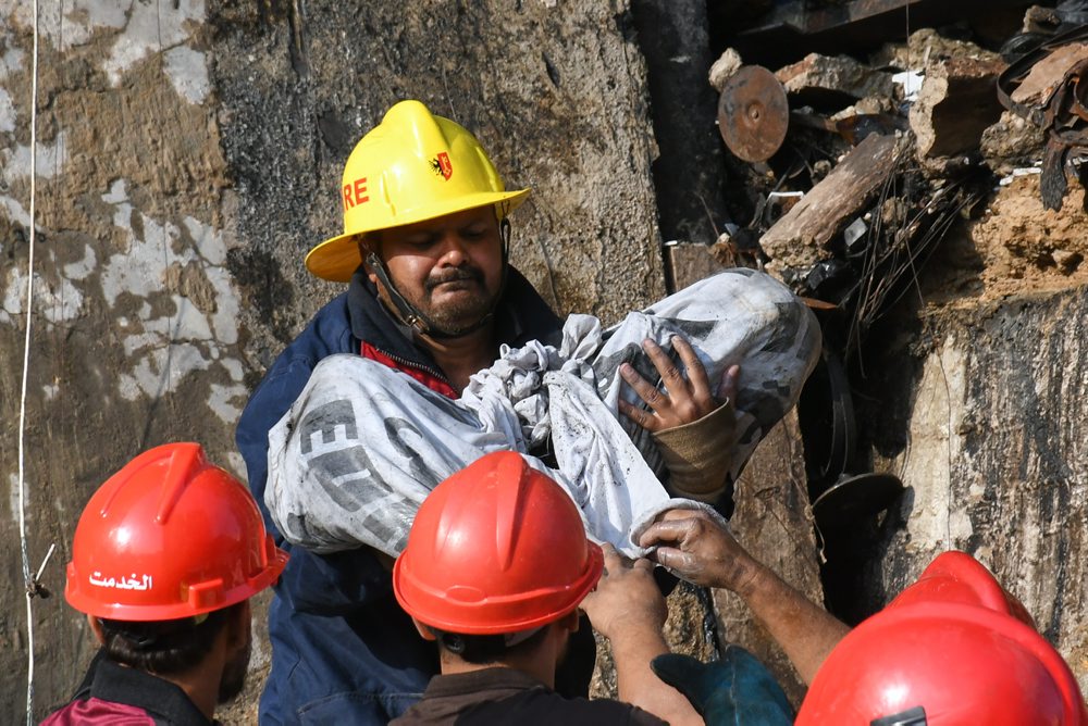 Počet obetí požiaru nákupného centra v Karáčí stúpol na 21