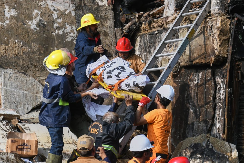 Počet obetí požiaru nákupného centra v Karáčí stúpol na 21