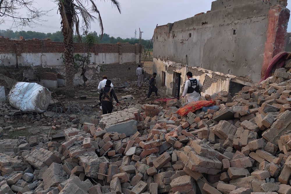Pakistan: Pri výbuchu bomby a streľbe militantov zahynulo najmenej 12 ľudí