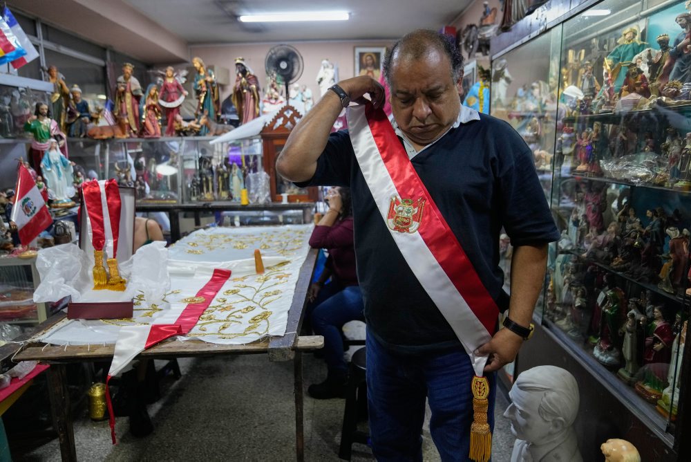 Výroba prezidentskej šerpy pre novozvolenú peruánsku prezidentku