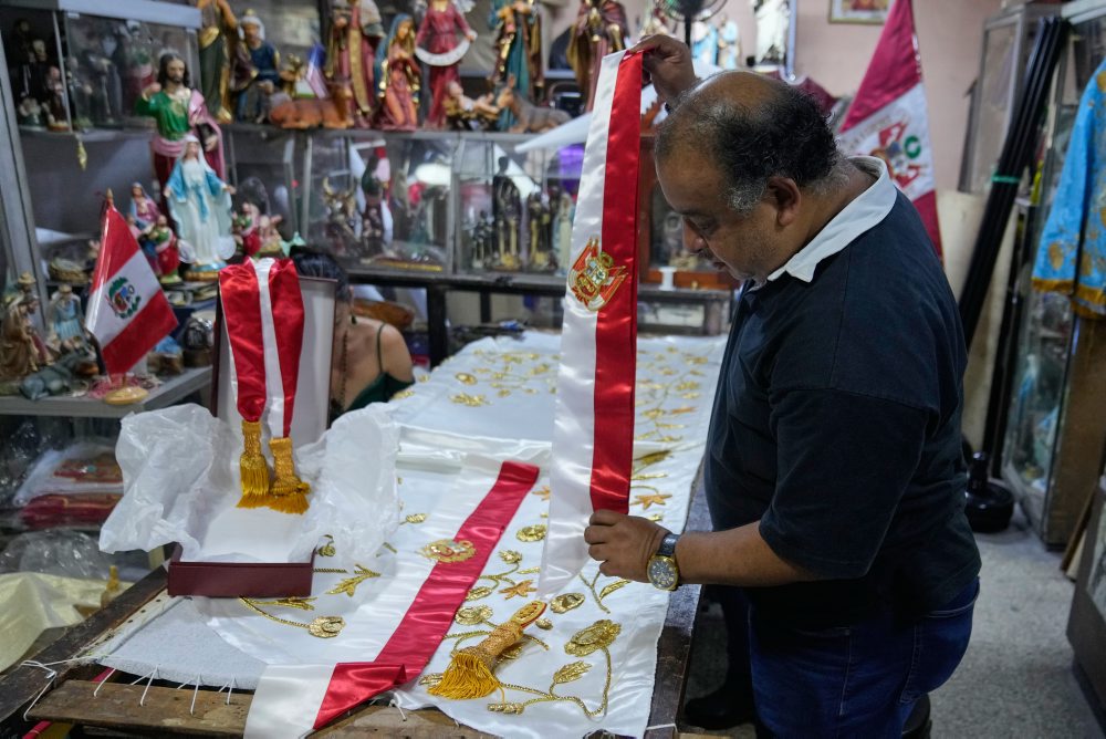 Výroba prezidentskej šerpy pre novozvolenú peruánsku prezidentku