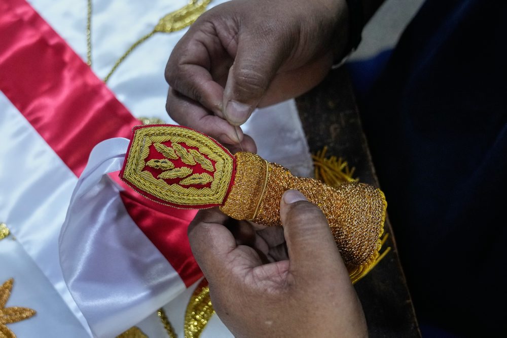 Výroba prezidentskej šerpy pre novozvolenú peruánsku prezidentku