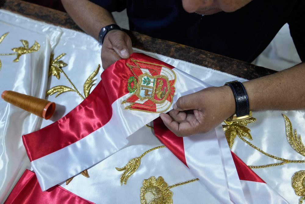 Výroba prezidentskej šerpy pre novozvolenú peruánsku prezidentku