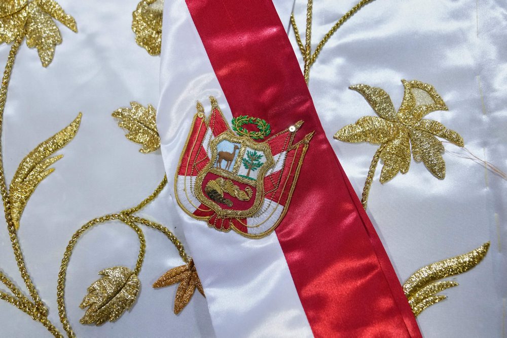 Výroba prezidentskej šerpy pre novozvolenú peruánsku prezidentku