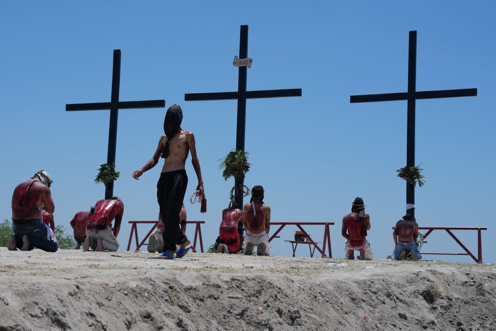 Na Filipínach sa najradikálnejší veriaci na Veľký piatok sebabičovali a ukrižovali