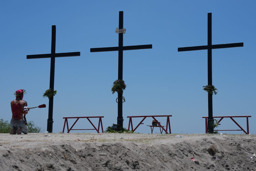 Na Filipínach sa najradikálnejší veriaci na Veľký piatok sebabičovali a ukrižovali