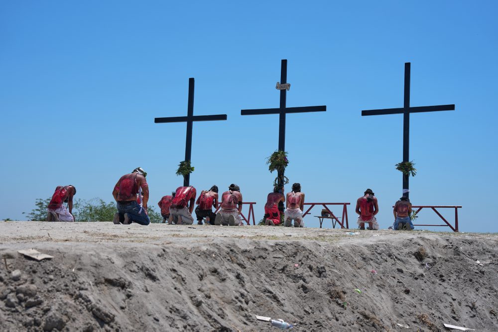 Na Filipínach sa najradikálnejší veriaci na Veľký piatok sebabičovali a ukrižovali