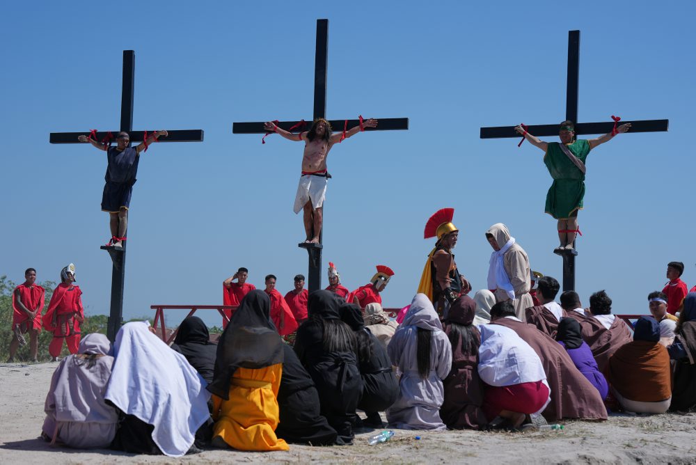 Na Filipínach sa najradikálnejší veriaci na Veľký piatok sebabičovali a ukrižovali
