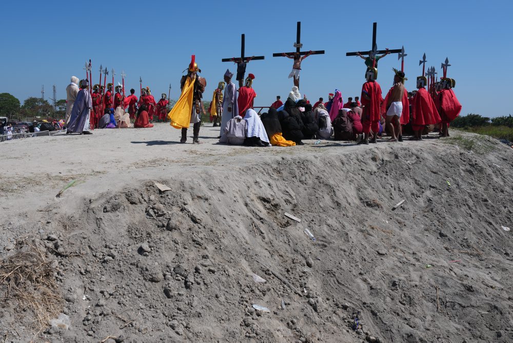 Na Filipínach sa najradikálnejší veriaci na Veľký piatok sebabičovali a ukrižovali
