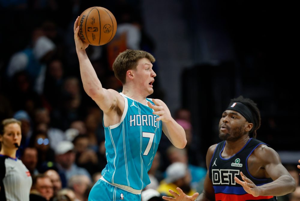 Za bitku v zápase Detroitu s Charlotte potrestala liga 4 hráčov