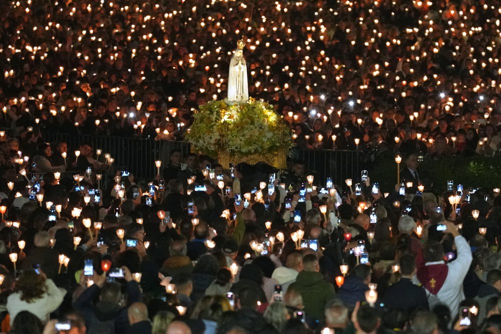 Sviečková procesia so sochou Fatimskej Panny Márie vo Fatime 