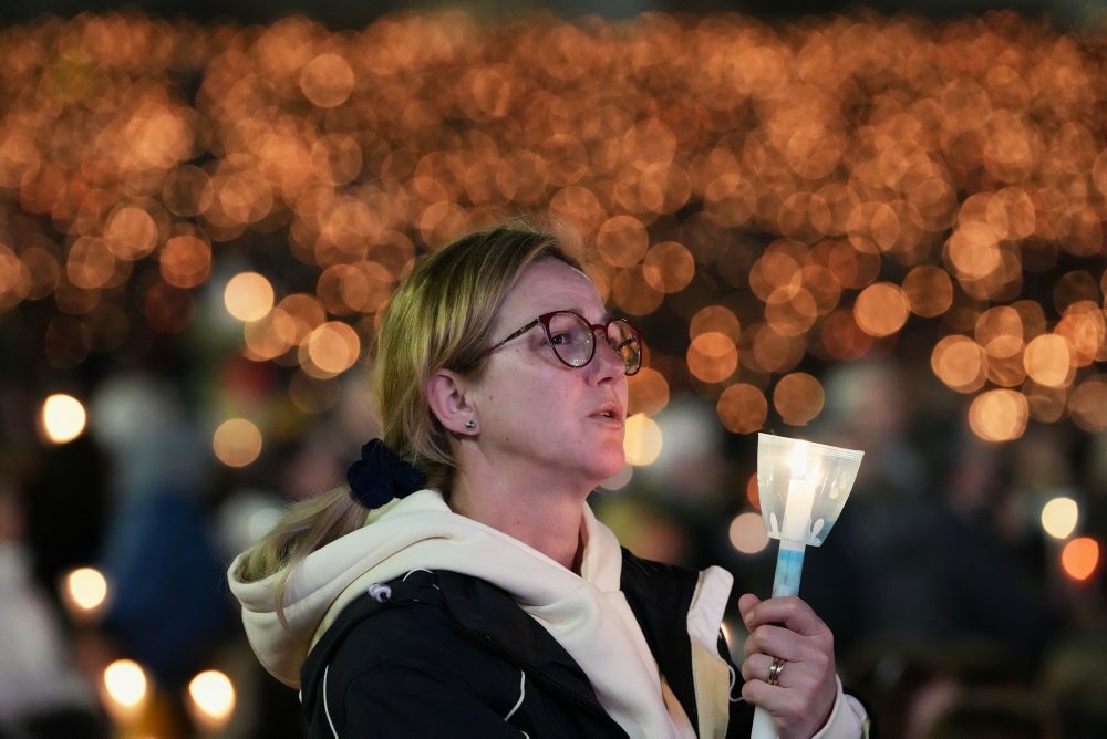 Sviečková procesia so sochou Fatimskej Panny Márie vo Fatime 