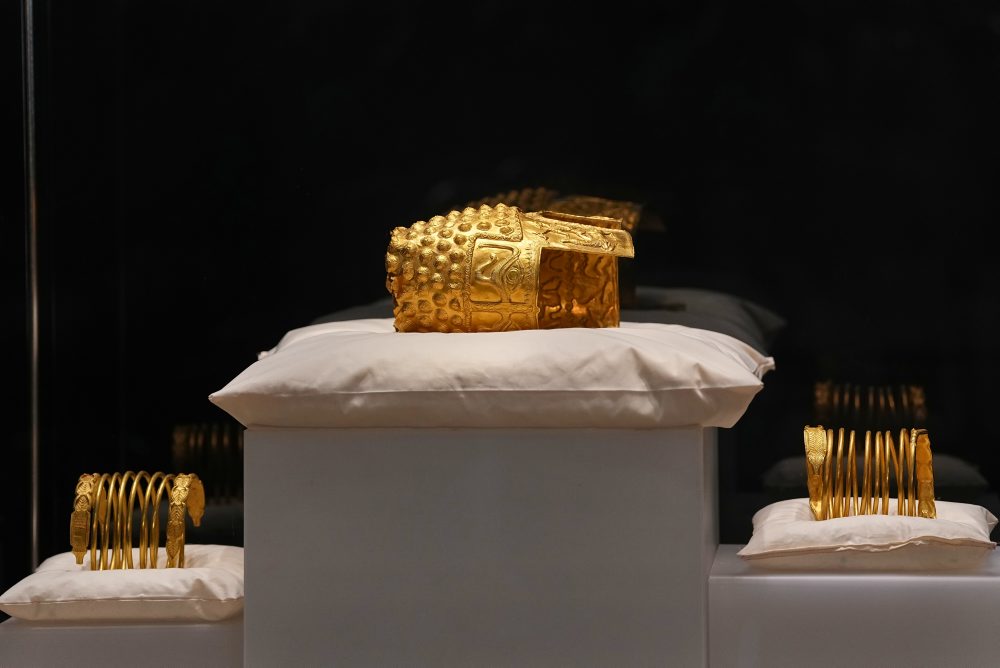 Ukradnutá prilba a dva zlaté náramky sú späť v Rumunsku 