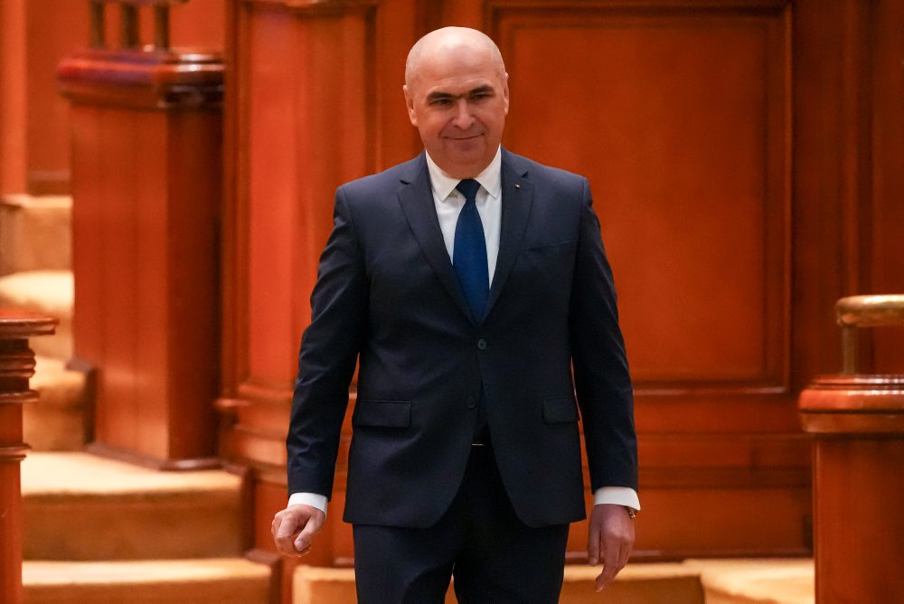 Poslanci rumunského parlamentu budú hlasovať o návrhu sociálnych demokratov a krajnej pravice na vyslovenie nedôvery liberálnemu premiérovi Iliemu Bolojanovi