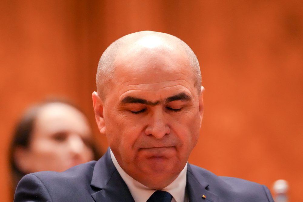 Poslanci rumunského parlamentu budú hlasovať o návrhu sociálnych demokratov a krajnej pravice na vyslovenie nedôvery liberálnemu premiérovi Iliemu Bolojanovi