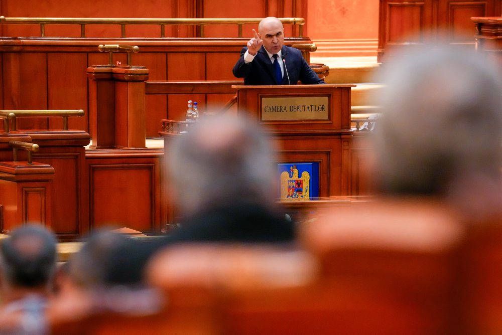 Poslanci rumunského parlamentu budú hlasovať o návrhu sociálnych demokratov a krajnej pravice na vyslovenie nedôvery liberálnemu premiérovi Iliemu Bolojanovi