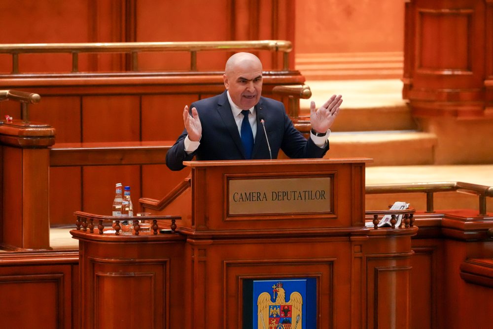 Poslanci rumunského parlamentu budú hlasovať o návrhu sociálnych demokratov a krajnej pravice na vyslovenie nedôvery liberálnemu premiérovi Iliemu Bolojanovi