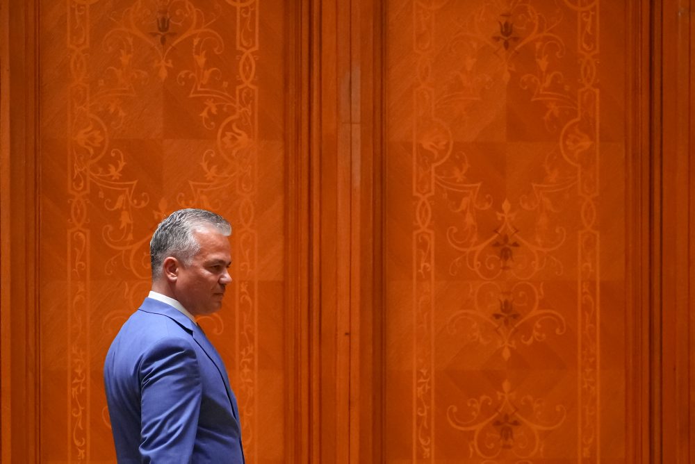 Rumunský parlament zamietol nomináciu liberála Vesteu za premiéra
