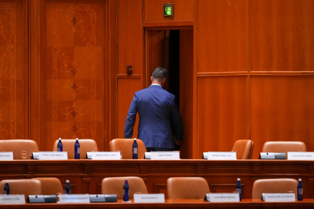 Rumunský parlament zamietol nomináciu liberála Vesteu za premiéra