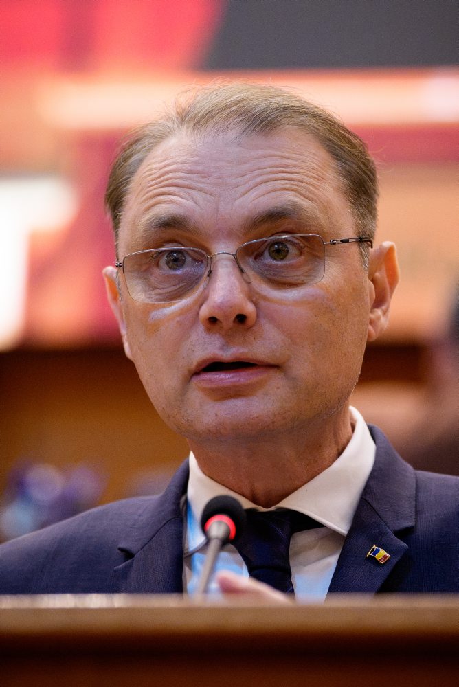 Rumunský parlament schválil vládu premiéra Lucu Niculesca
