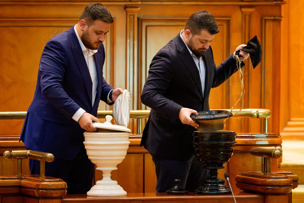 Rumunský parlament schválil vládu premiéra Lucu Niculesca