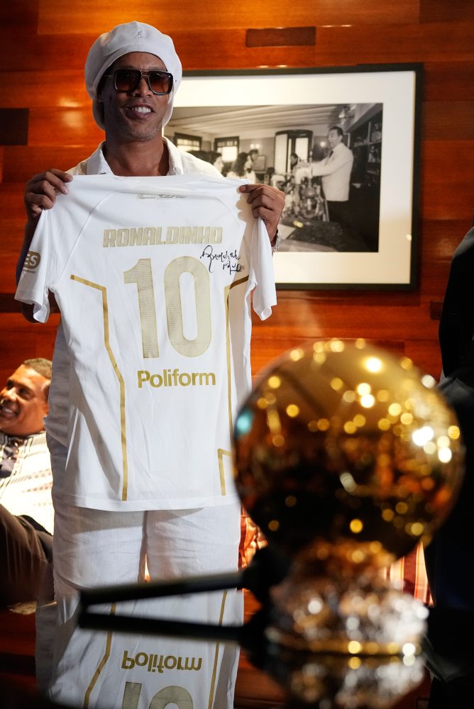 Ronaldinho je už oficiálne hráč talianskej treťoligovej Ravenny