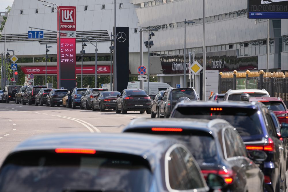 Ceny benzínu v Rusku prvýkrát prekročili 100 rubľov za liter
