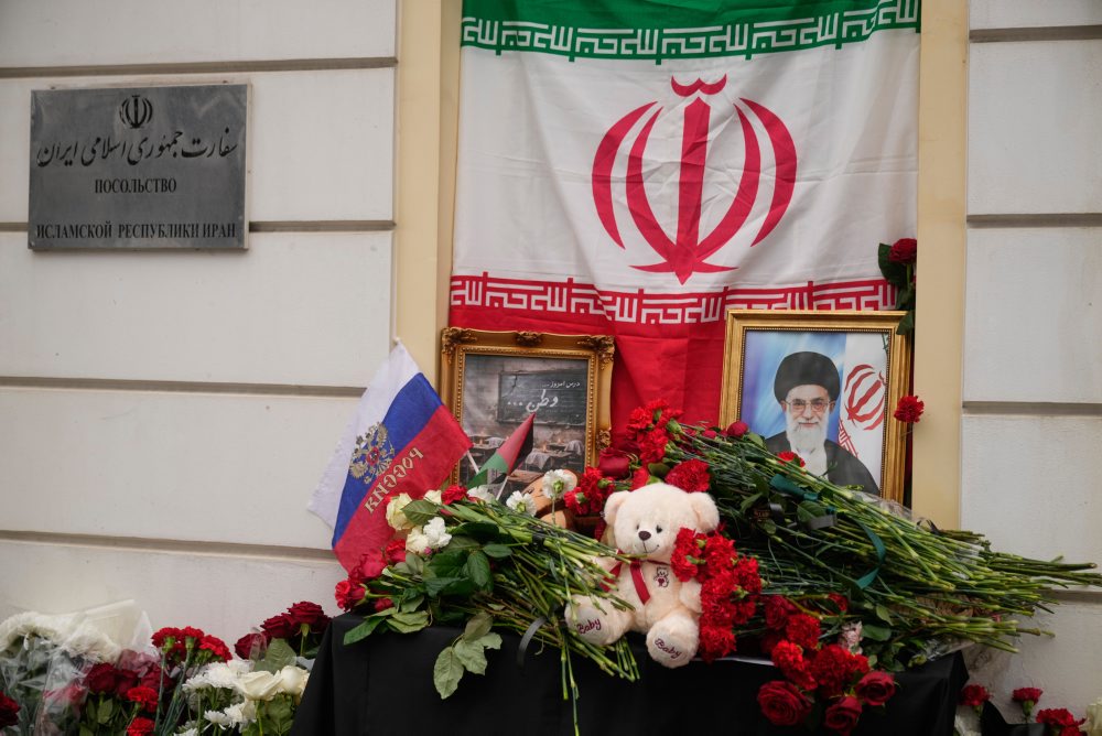 Pamiatka na zavraždeného iránskeho najvyššieho vodcu ajatolláha Alího Chameneího a iránskych školáčok