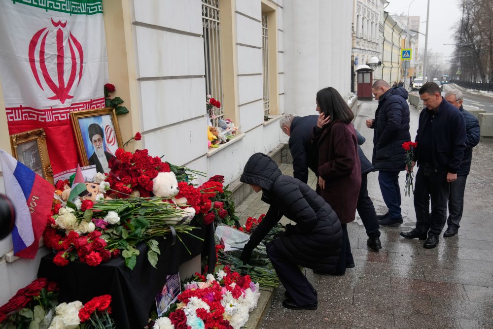 Pamiatka na zavraždeného iránskeho najvyššieho vodcu ajatolláha Alího Chameneího a iránskych školáčok