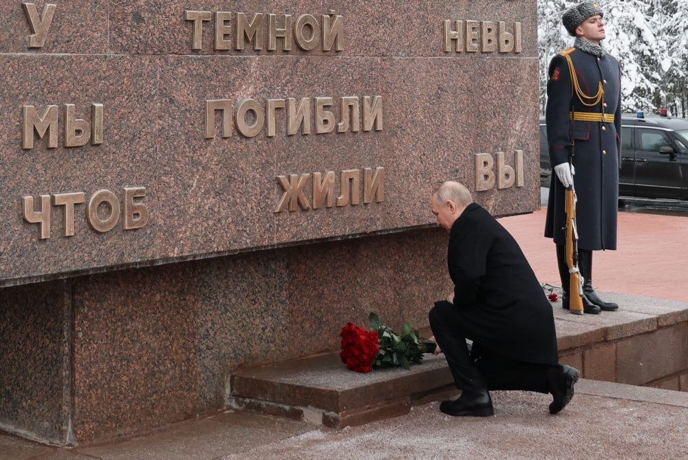 Vladimir Putin si v Petrohrade pripomenul pamiatku sovietskych vojakov