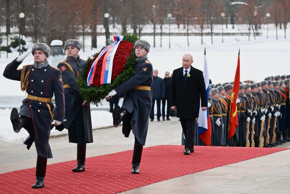 Vladimir Putin si v Petrohrade pripomenul pamiatku sovietskych vojakov