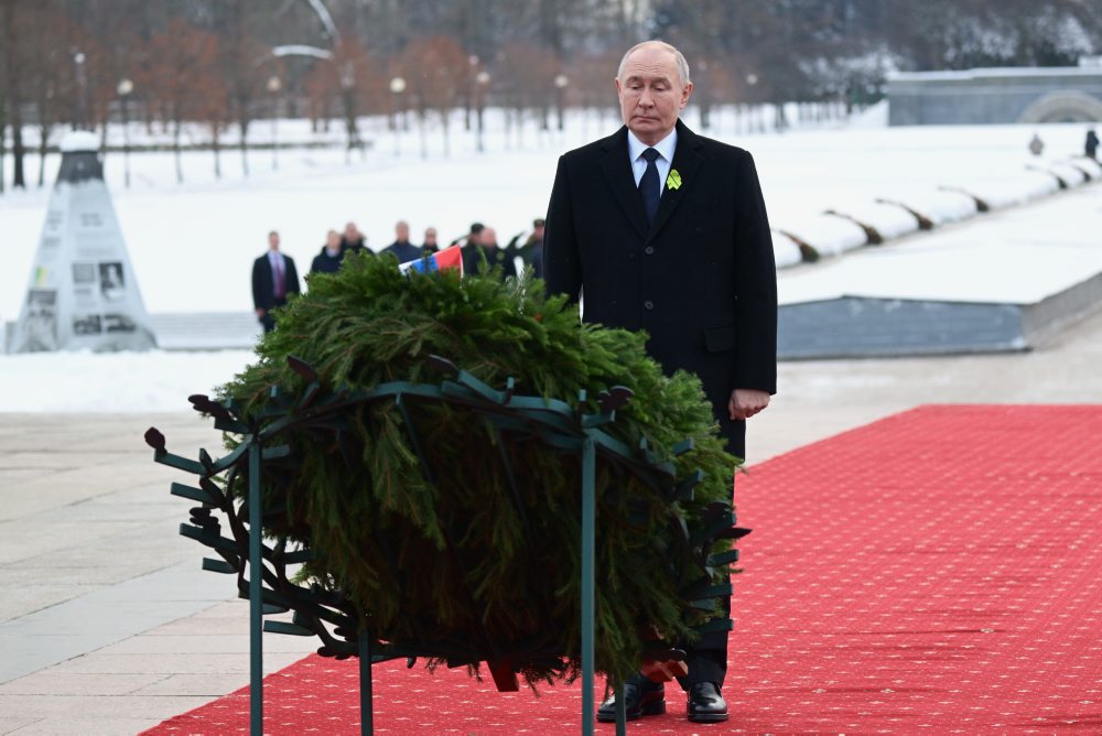 Vladimir Putin si v Petrohrade pripomenul pamiatku sovietskych vojakov