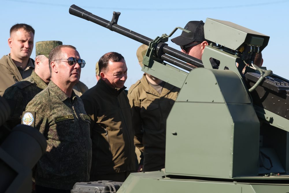 Dmitrij Medvedev sa zúčastnil priamej ukážky bojovej činnosti ruských vojenských síl na juhu Ruska
