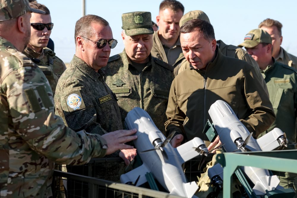 Dmitrij Medvedev sa zúčastnil priamej ukážky bojovej činnosti ruských vojenských síl na juhu Ruska