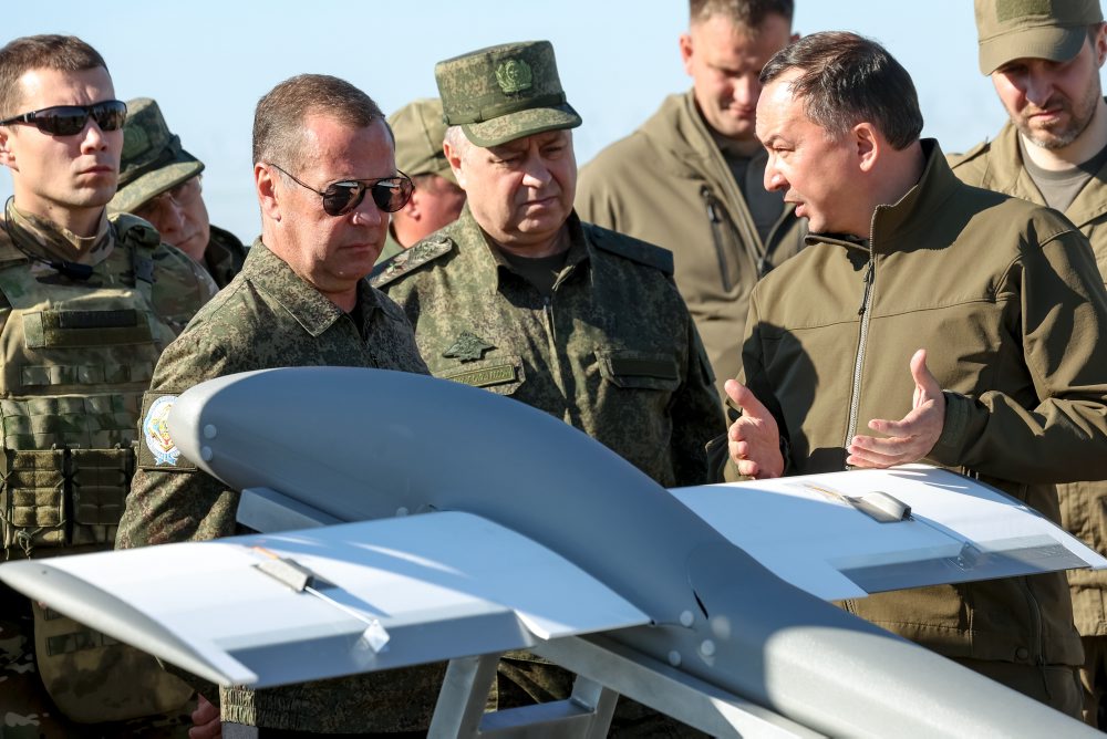 Dmitrij Medvedev sa zúčastnil priamej ukážky bojovej činnosti ruských vojenských síl na juhu Ruska