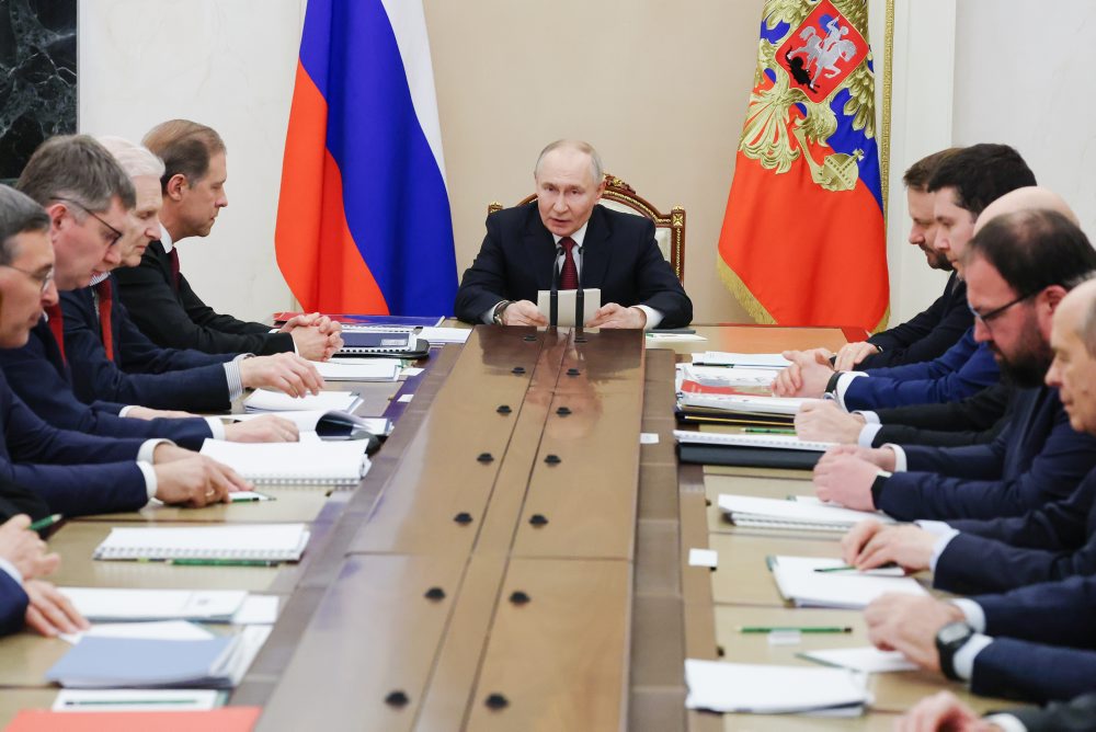 Vladimir Putin na stretnutí k rozvoju domácej jednotnej elektroniky v Kremli