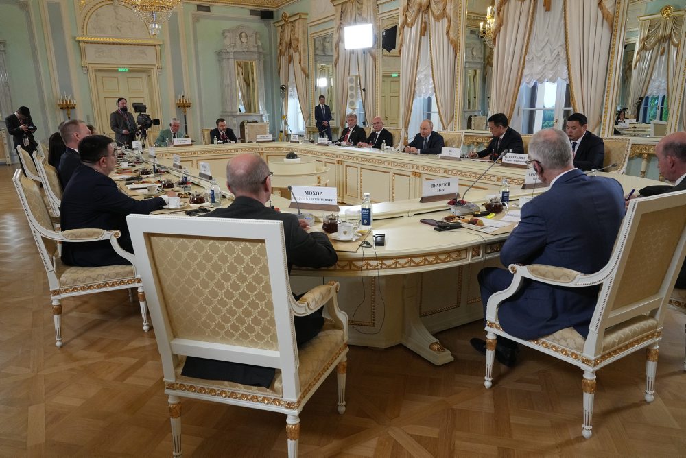 Vladimir Putin sa na fóre v Petrohrade stretol so zástupcami medzinárodných tlačových agentúr