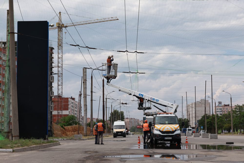 Inštalácia protidronových sietí na ochranu pred ruskými útokmi v Záporoží 