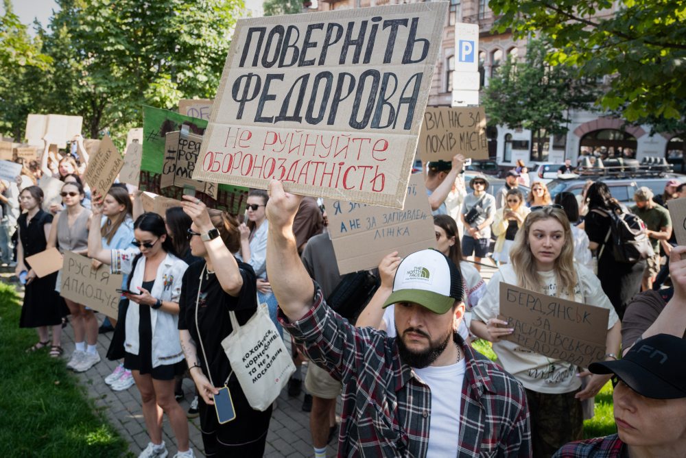 Ľudia protestujú proti odvolaniu ministra obrany Fedorova