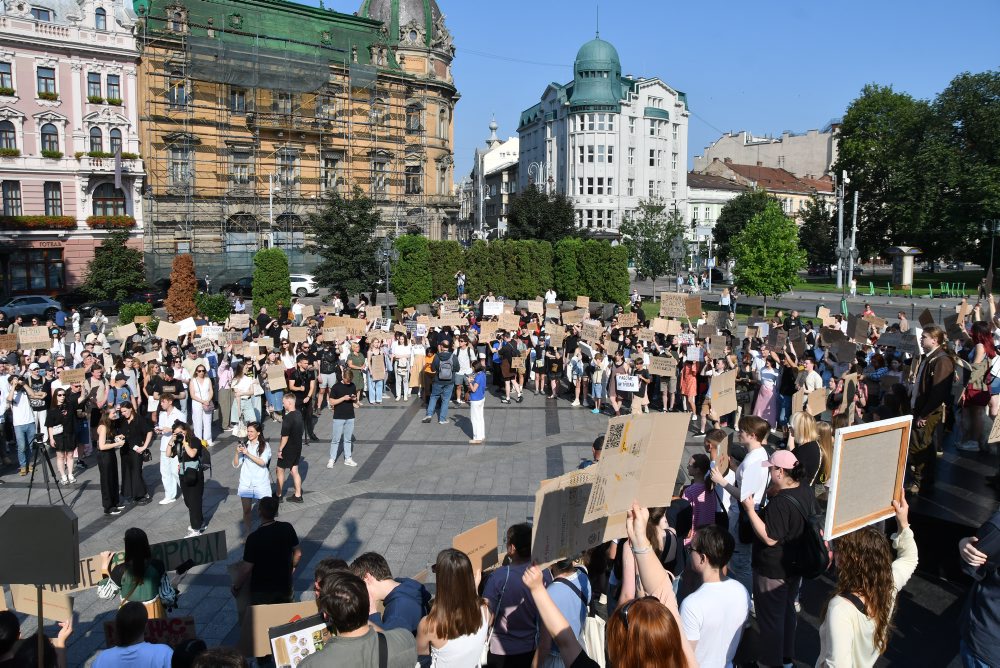 Ľudia protestujú proti odvolaniu ministra obrany Fedorova