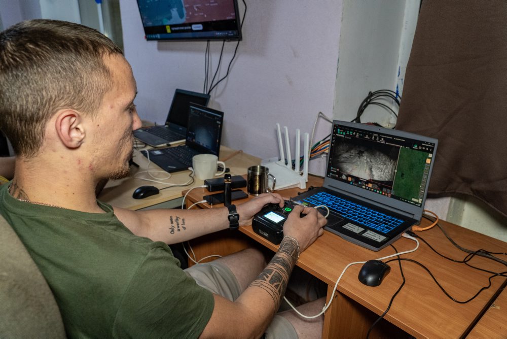 Ukrajinskí vojaci ovládajú drony v Charkovskej oblasti 