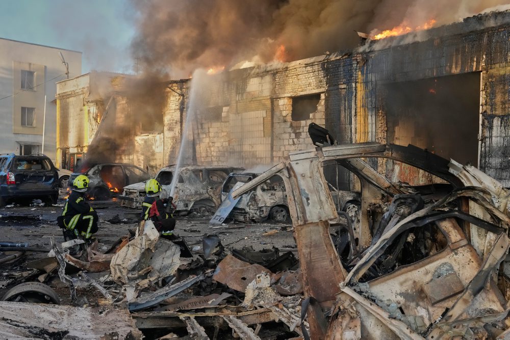 Rusko po troch dňoch obnovilo útoky na Kyjev, hlásia dvoch mŕtvych 