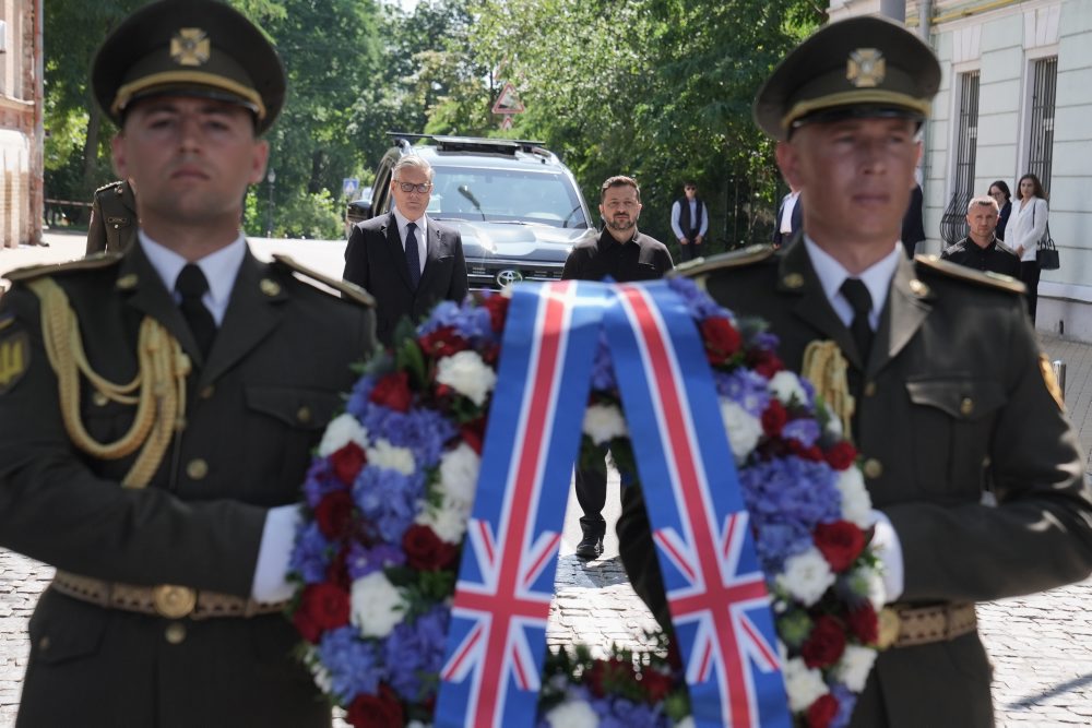 Britský premiér Keir Starmer pricestoval vlakom do Kyjeva, stretol sa aj s prezidentom Zelenským