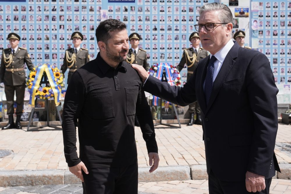Britský premiér Keir Starmer pricestoval vlakom do Kyjeva, stretol sa aj s prezidentom Zelenským