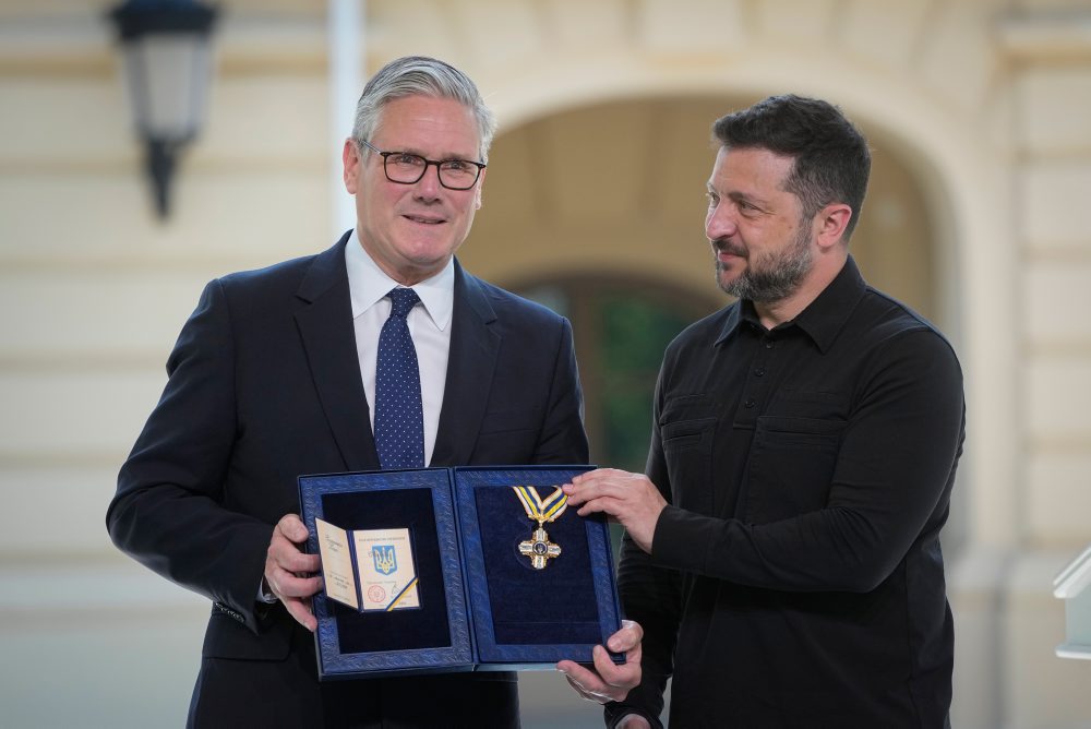 Britský premiér Keir Starmer pricestoval vlakom do Kyjeva, stretol sa aj s prezidentom Zelenským