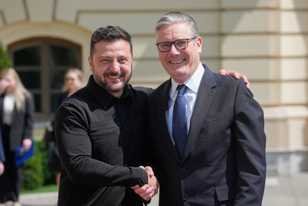 Britský premiér Keir Starmer pricestoval vlakom do Kyjeva, stretol sa aj s prezidentom Zelenským