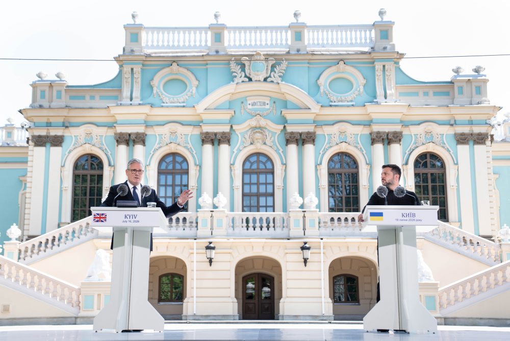 Britský premiér Keir Starmer pricestoval vlakom do Kyjeva, stretol sa aj s prezidentom Zelenským