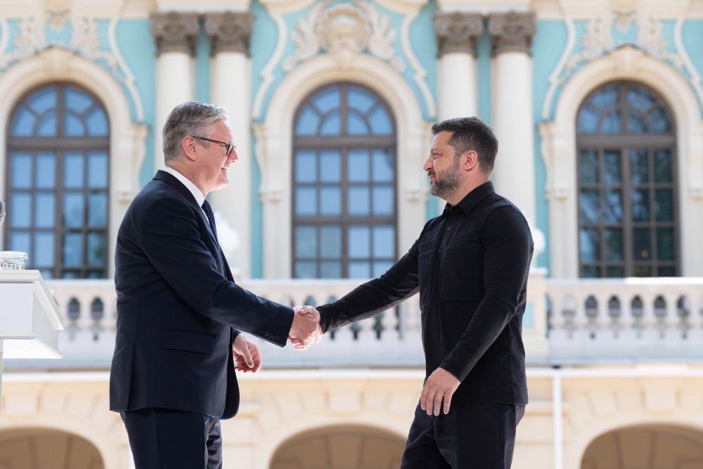 Britský premiér Keir Starmer pricestoval vlakom do Kyjeva, stretol sa aj s prezidentom Zelenským